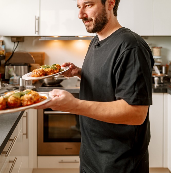 Elior Molcho präsentiert seine Meatballs