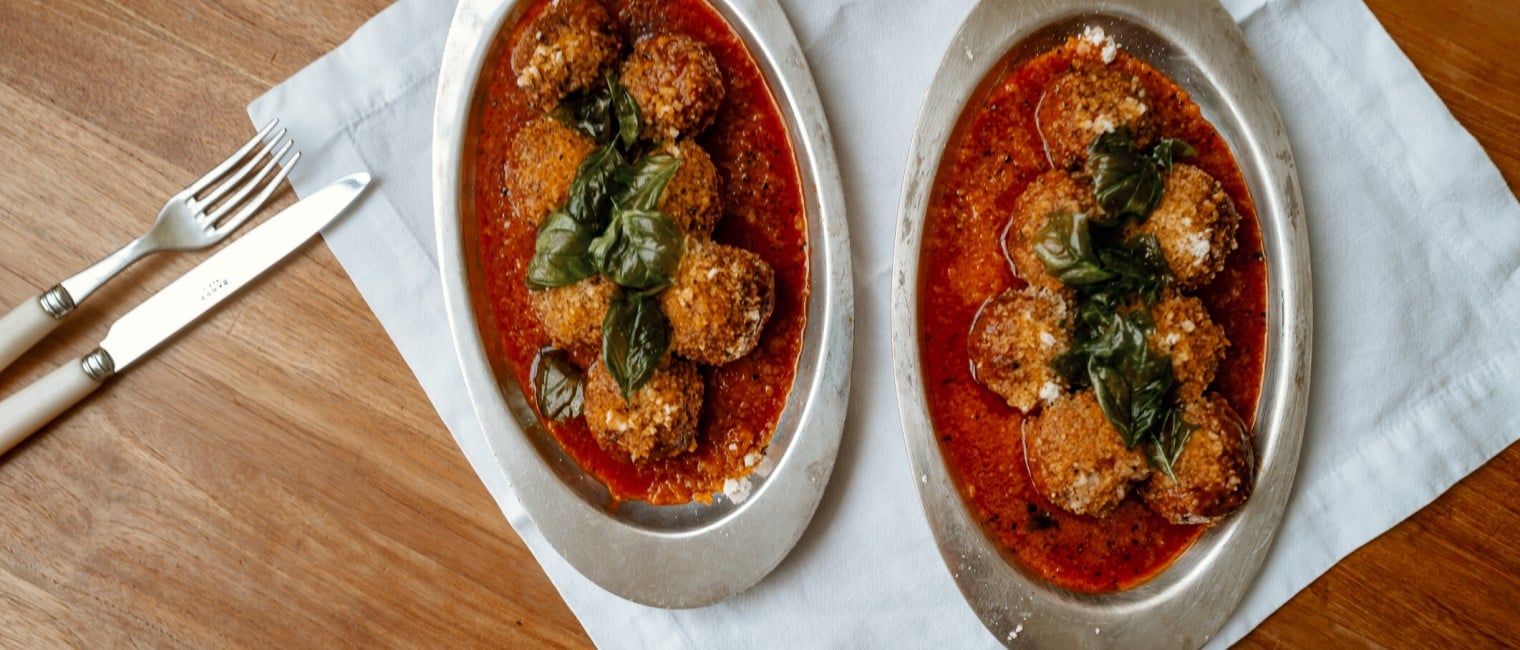 NENI Mamas Meatballs serviert auf einem Esstisch