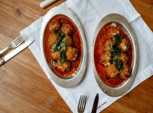 NENI Mamas Meatballs serviert auf einem Esstisch