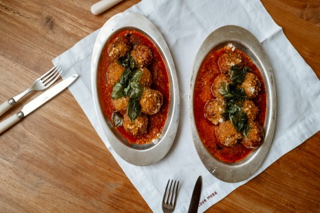 NENI Mamas Meatballs serviert auf einem Esstisch