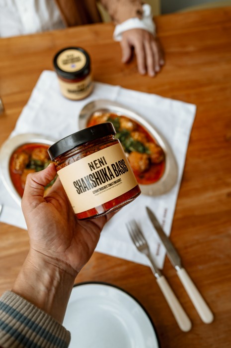 Eine Hand hält NENI Shakshuka Basis
