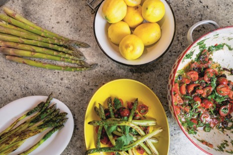 SPAR Mahlzeit Gegrillter Spargel auf Tomaten-Kräuter-Salat