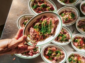 Roastbeef mit Kalamata-Aioli und Zhug