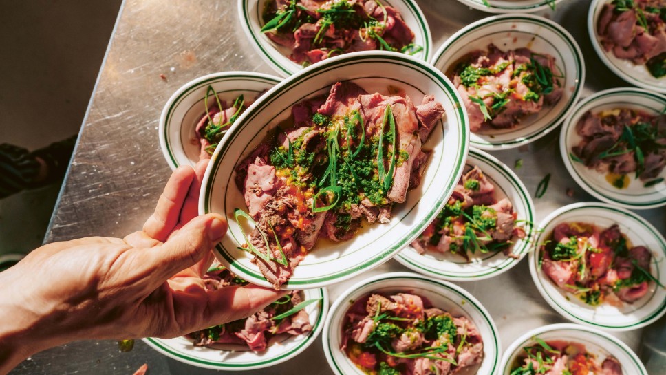 Roastbeef mit Kalamata-Aioli und Zhug