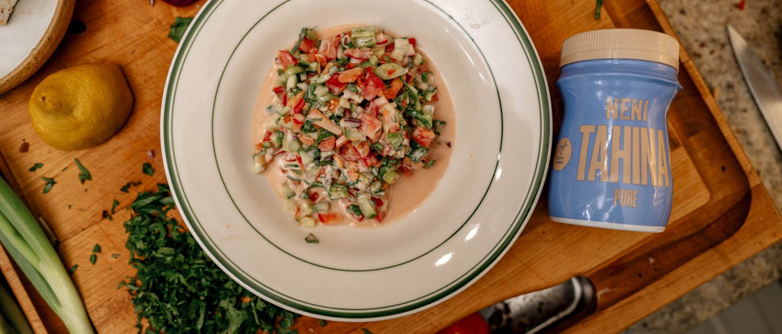 Israelischer Salat mit Tahina-Dressing