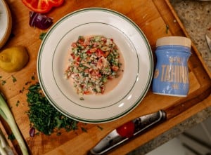 Israelischer Salat mit Tahina-Dressing