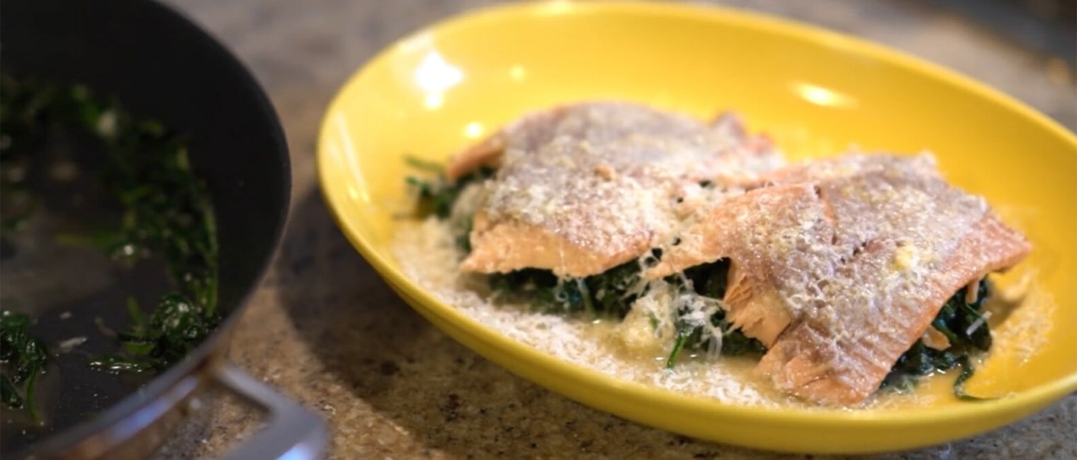 SPAR Mahlzeit In Heu geräucherter Bachsaibling mit Blattspinat und Parmesan