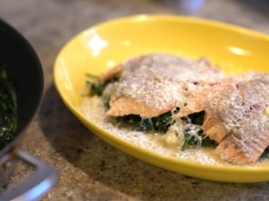 SPAR Mahlzeit In Heu geräucherter Bachsaibling mit Blattspinat und Parmesan