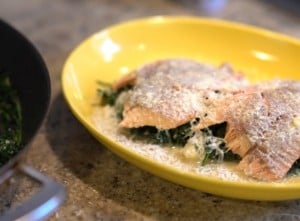 SPAR Mahlzeit In Heu geräucherter Bachsaibling mit Blattspinat und Parmesan