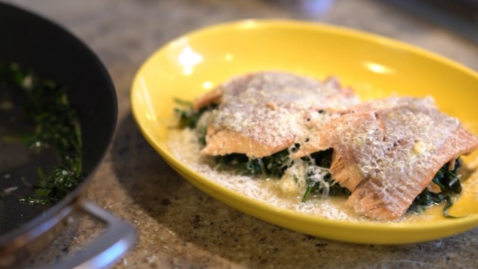 SPAR Mahlzeit In Heu geräucherter Bachsaibling mit Blattspinat und Parmesan