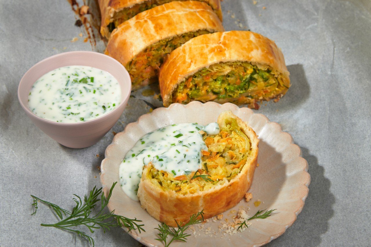 Gemüsestrudel mit Kräuter-Béchamelsauce