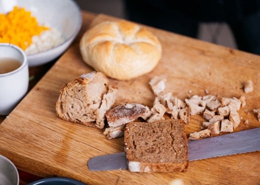Das Brot wird in Würfel geschnitten