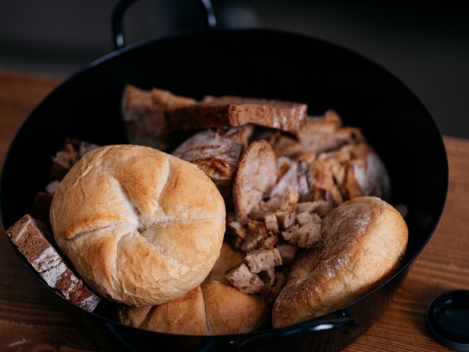 Brot und Semmerl in einer Schüssel