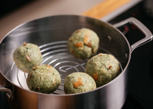 Die Spinatknödel werden in einem Topf gedämpft