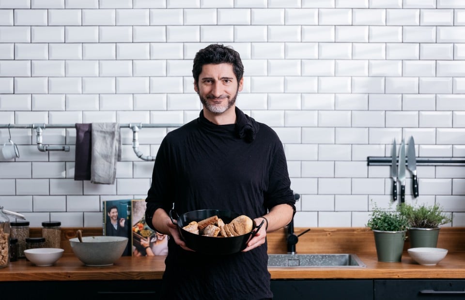 Paul Ivic hält eine Schüssel voll Brot