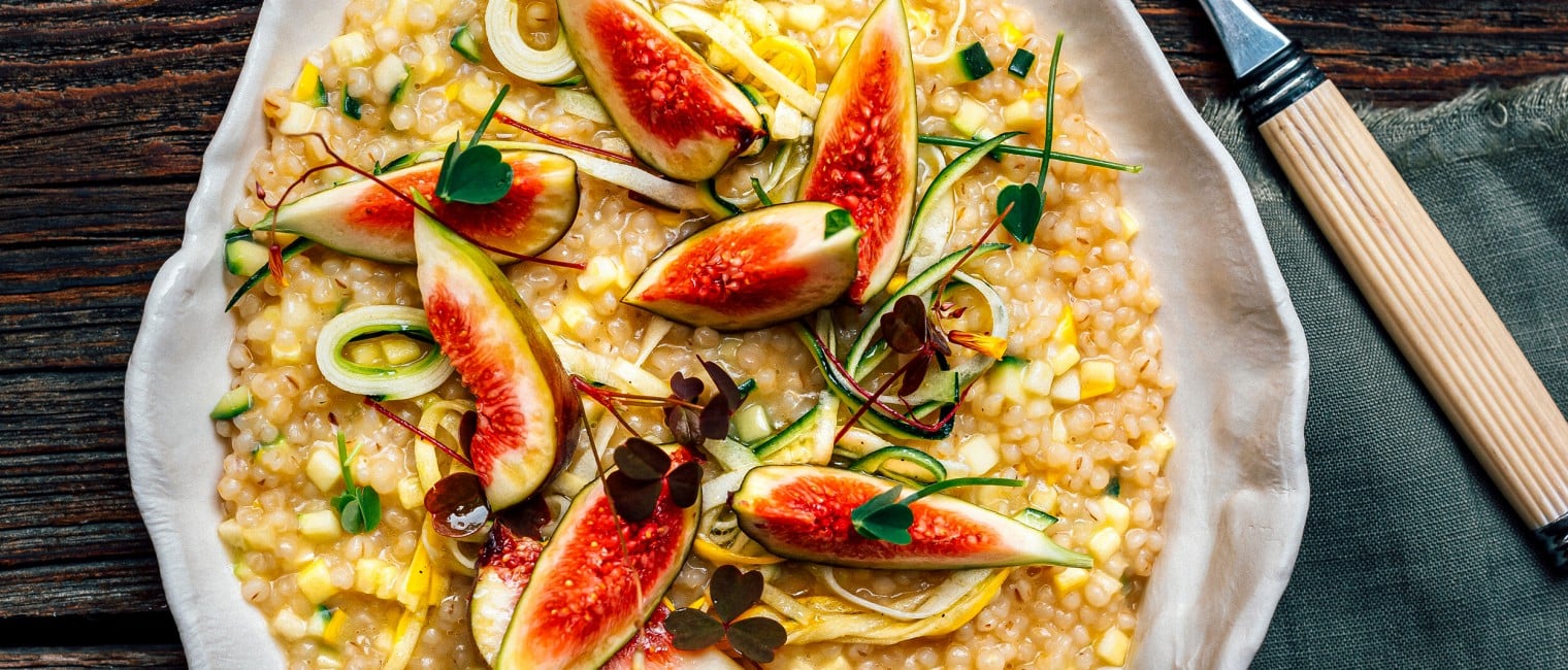 Rollgerstenrisotto mit Zucchini und Feige