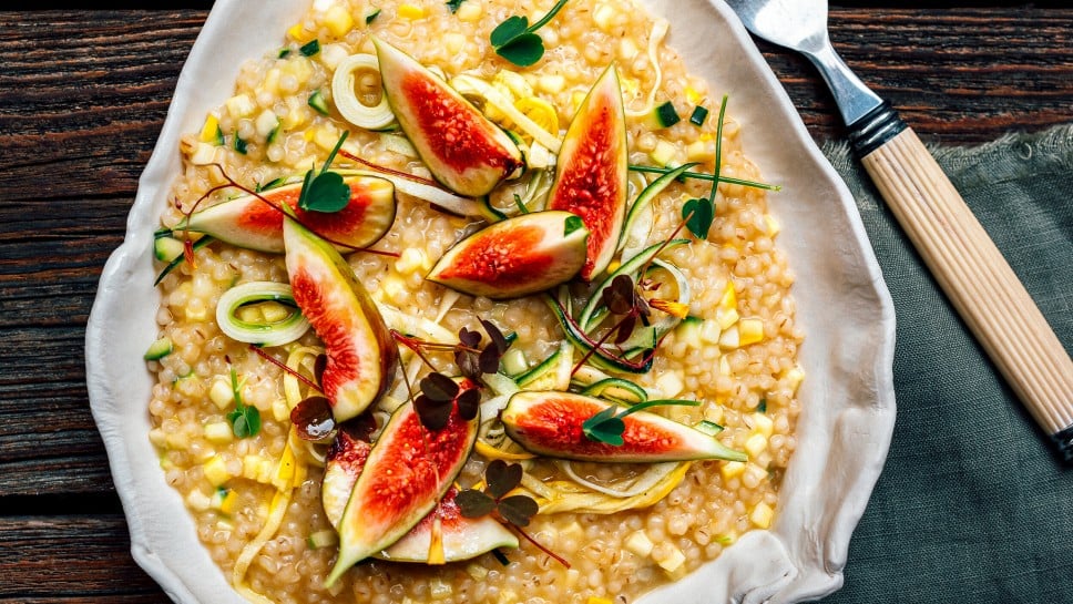 Rollgerstenrisotto mit Zucchini und Feige