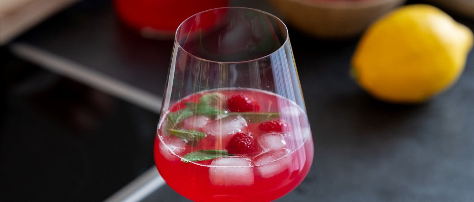 Rhabarber-Shrub im Glas