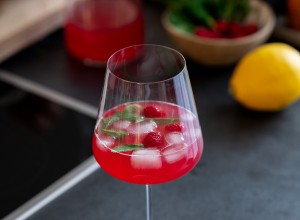 Rhabarber-Shrub im Glas