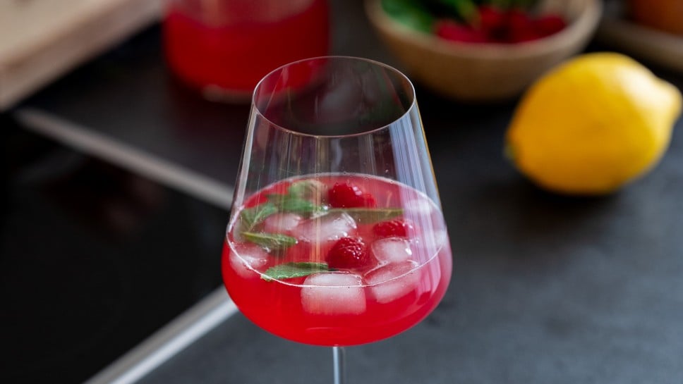 Rhabarber-Shrub im Glas