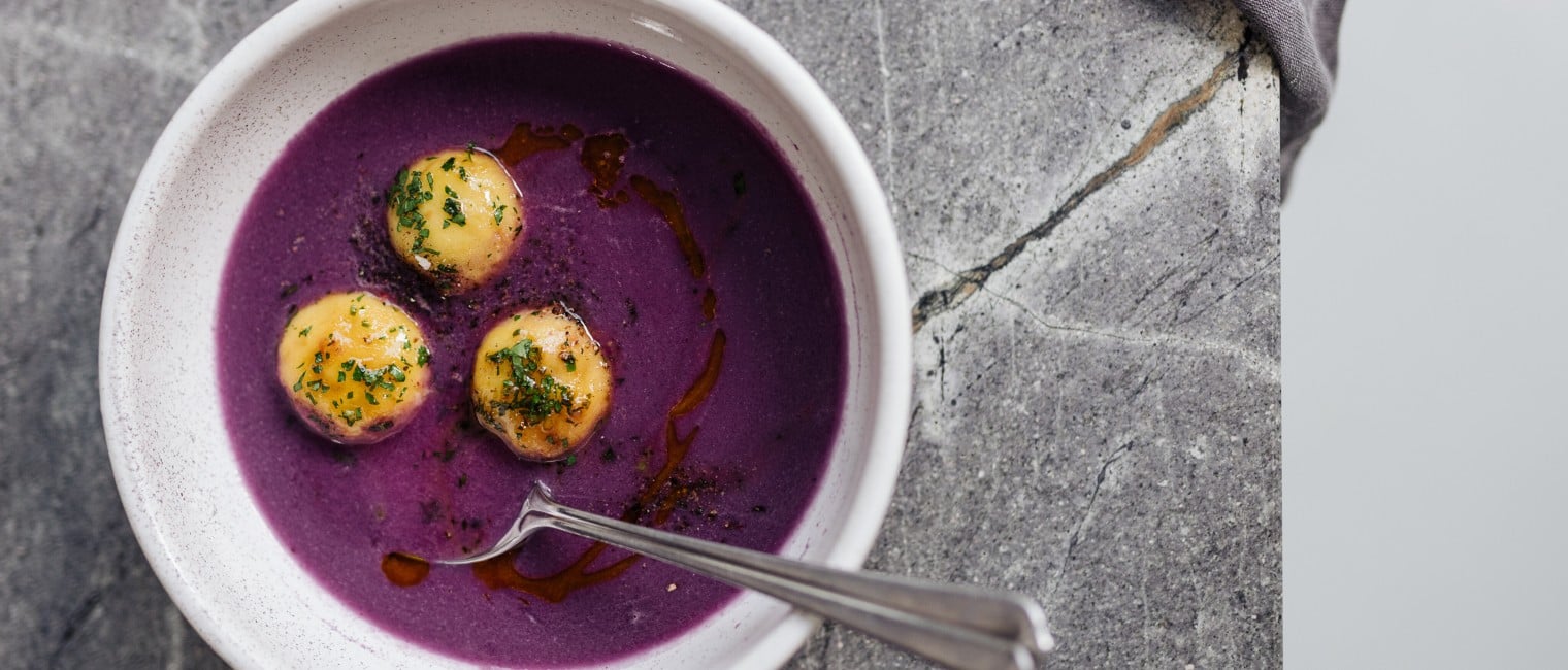 Rotkrautsuppe mit Grießknödeln