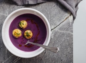 Rotkrautsuppe mit Grießknödeln