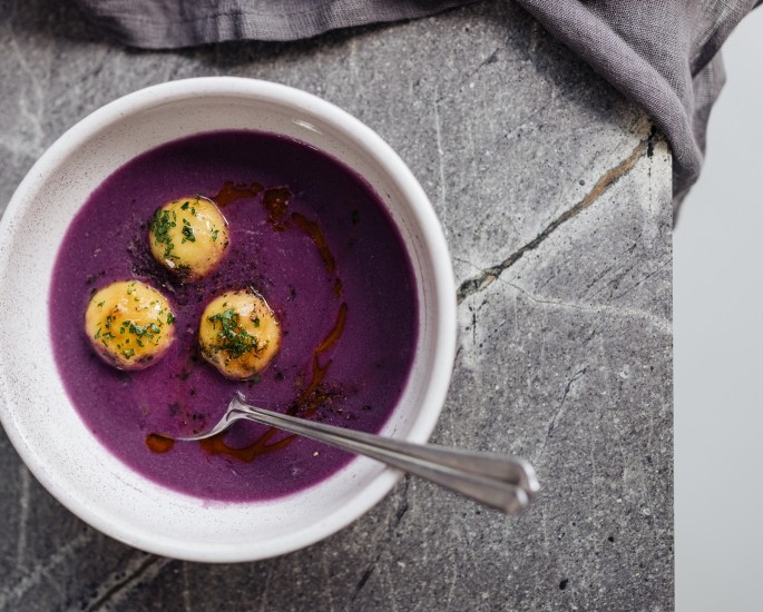 Rotkrautsuppe mit Grießknödeln