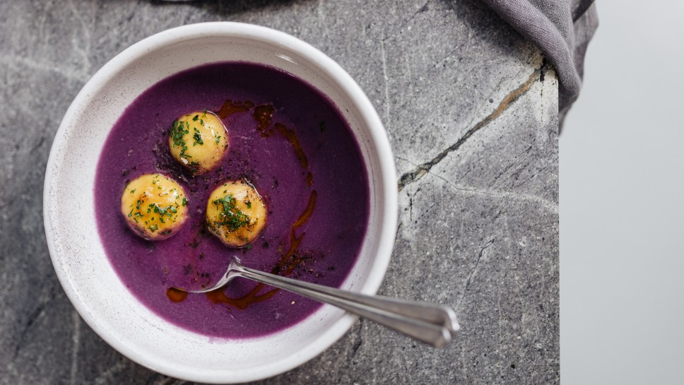 Rotkrautsuppe mit Grießknödeln