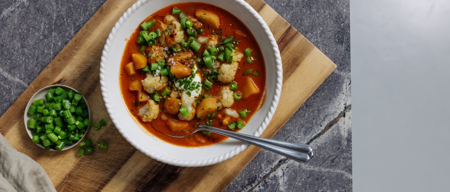 Kartoffelgulasch mit Karfiol und Fisolen