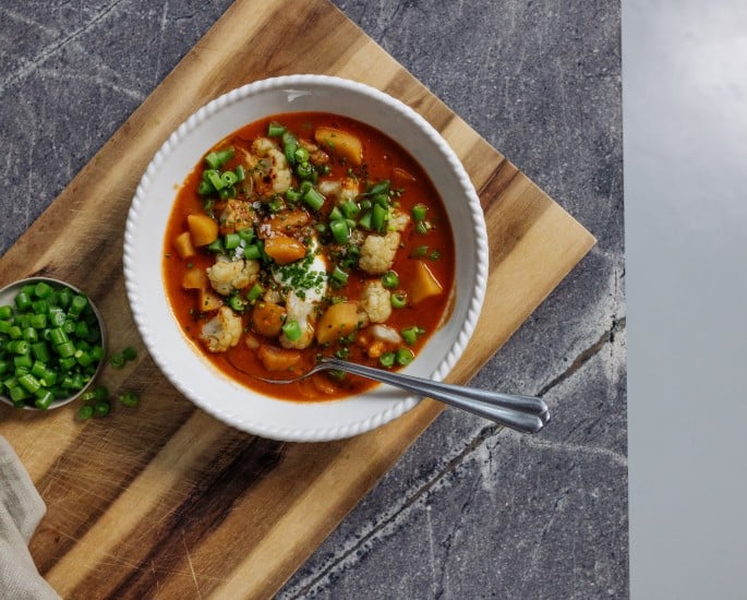 Kartoffelgulasch mit Karfiol und Fisolen