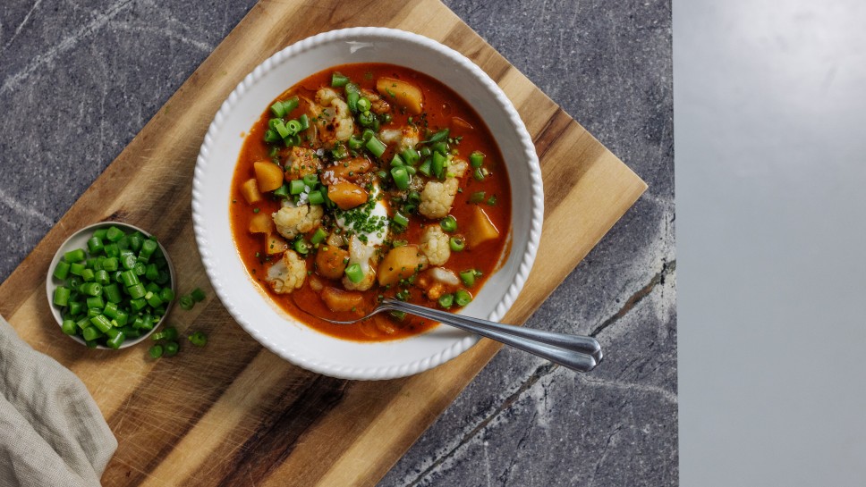 Kartoffelgulasch mit Karfiol und Fisolen