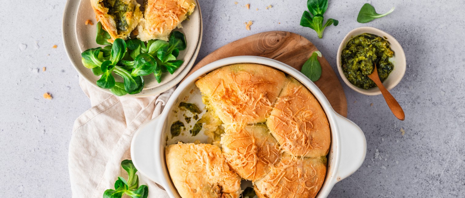 Herzhafte Buchteln mit Pesto-Käse-Füllung