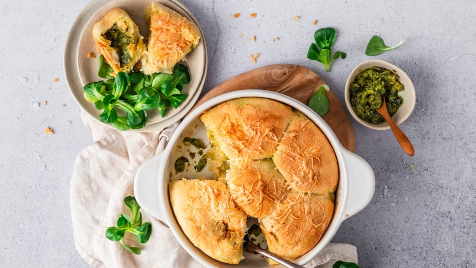 Herzhafte Buchteln mit Pesto-Käse-Füllung