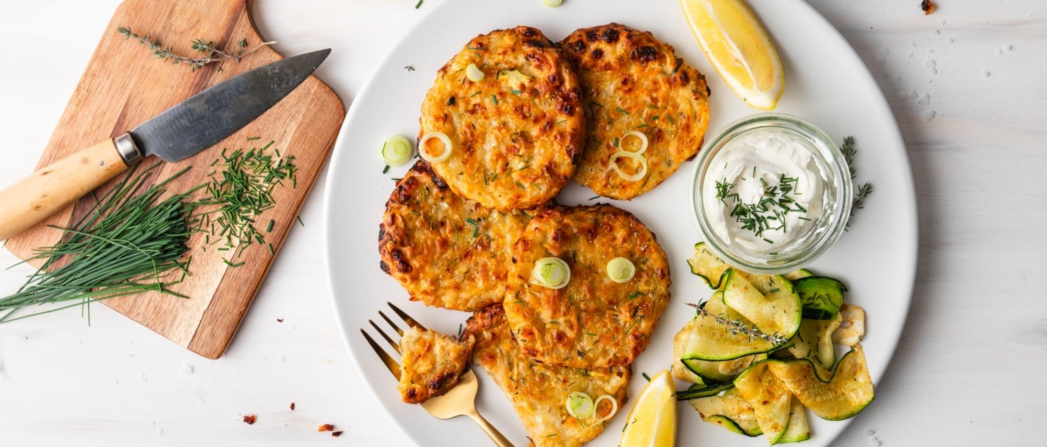 Knusprige Hüttenkäsetaler mit Zucchini aus dem Backofen