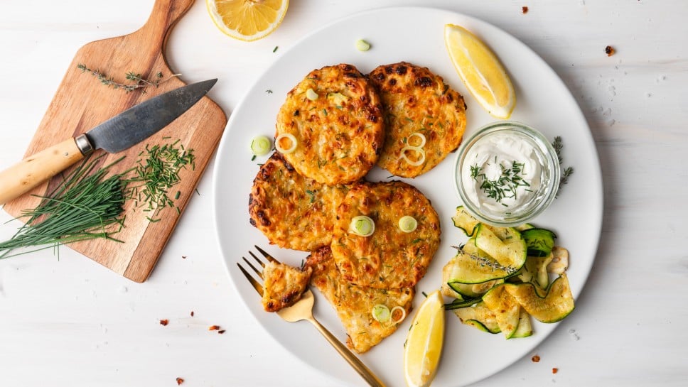 Knusprige Hüttenkäsetaler mit Zucchini aus dem Backofen