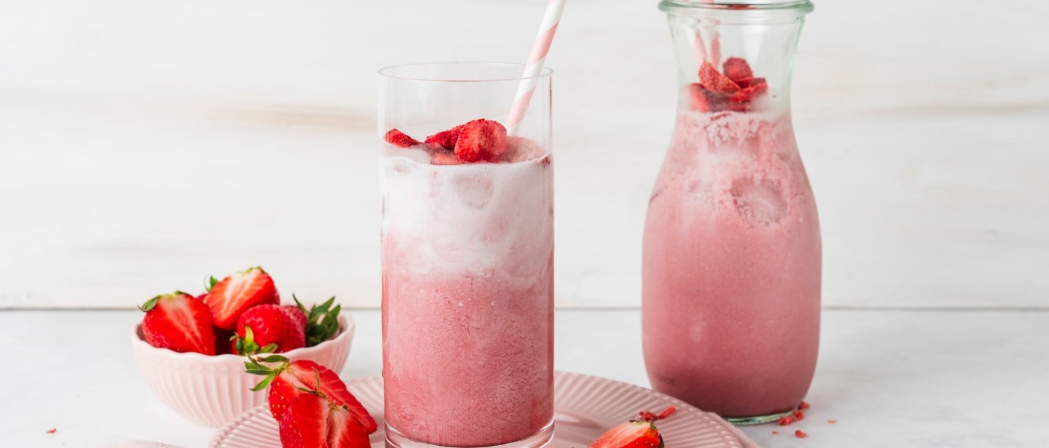 Alkoholfreier Pink Drink mit frischen Erdbeeren 