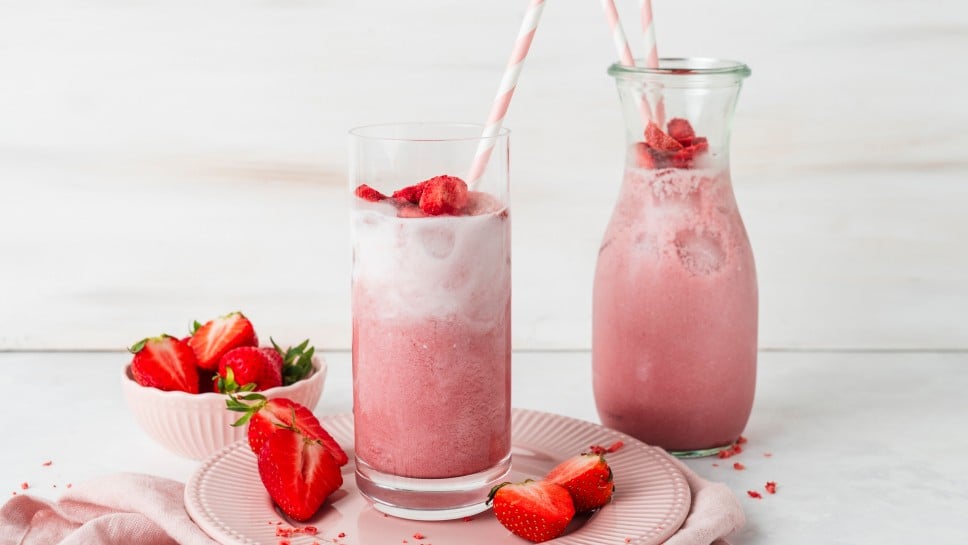 Alkoholfreier Pink Drink mit frischen Erdbeeren 