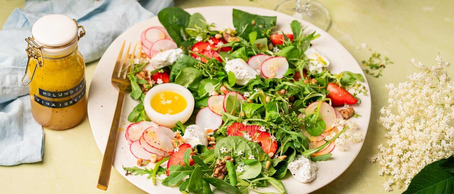 Blattsalat mit Erdbeeren, Radieschen, Ziegenkäse und Holunder-Vinaigrette