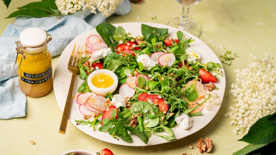 Blattsalat mit Erdbeeren, Radieschen, Ziegenkäse und Holunder-Vinaigrette