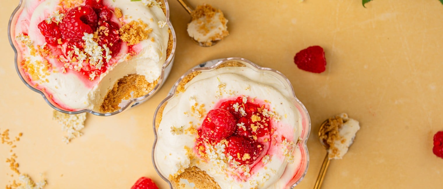 Holunder-Cheesecake im Glas mit marinierten Himbeeren