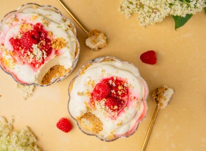 Holunder-Cheesecake im Glas mit marinierten Himbeeren