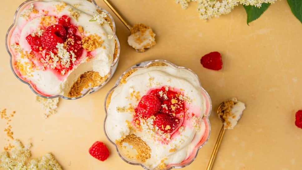 Holunder-Cheesecake im Glas mit marinierten Himbeeren