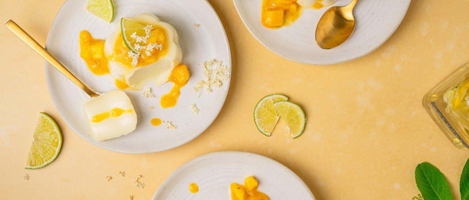 Holunder-Panna-cotta mit Mango-Topping