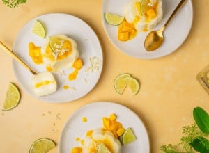 Holunder-Panna-cotta mit Mango-Topping