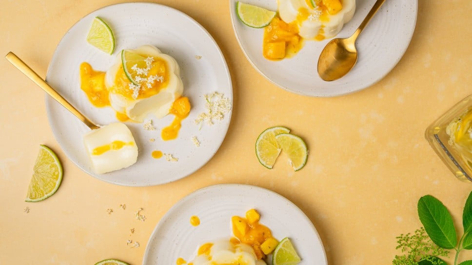 Holunder-Panna-cotta mit Mango-Topping
