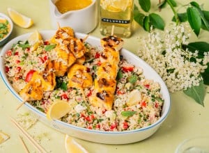 Hühnerspieße mit Holunder-Zitronen-Marinade und Couscous-Salat