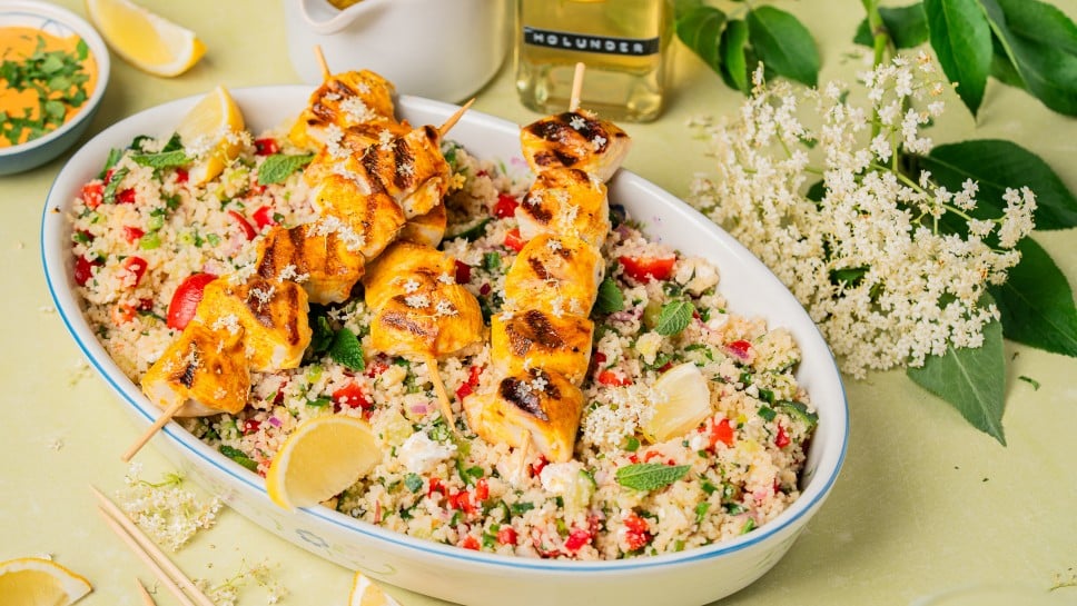 Hühnerspieße mit Holunder-Zitronen-Marinade und Couscous-Salat