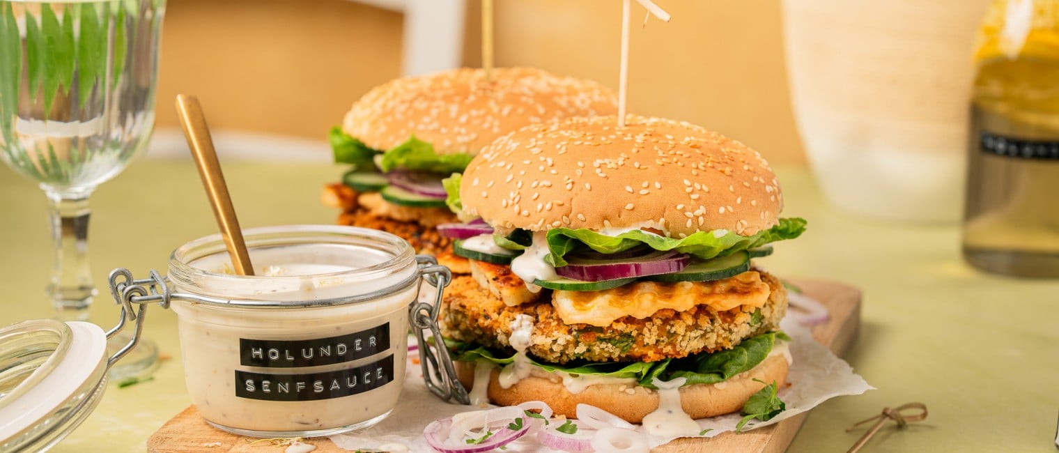 Veggie-Burger mit Kichererbsen-Zucchini-Patty, Halloumi  und Holunder-Senf-Sauce