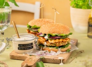 Veggie-Burger mit Kichererbsen-Zucchini-Patty, Halloumi  und Holunder-Senf-Sauce