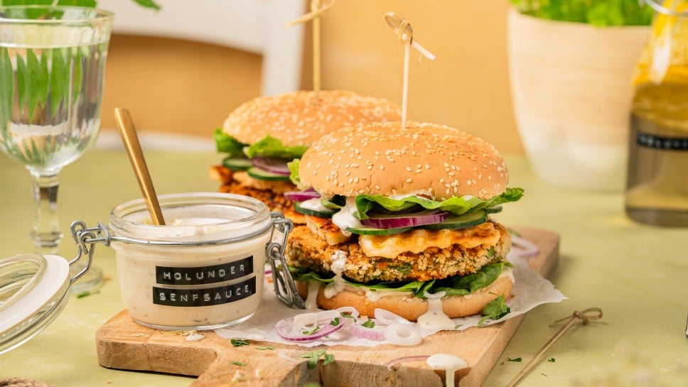 Veggie-Burger mit Kichererbsen-Zucchini-Patty, Halloumi  und Holunder-Senf-Sauce